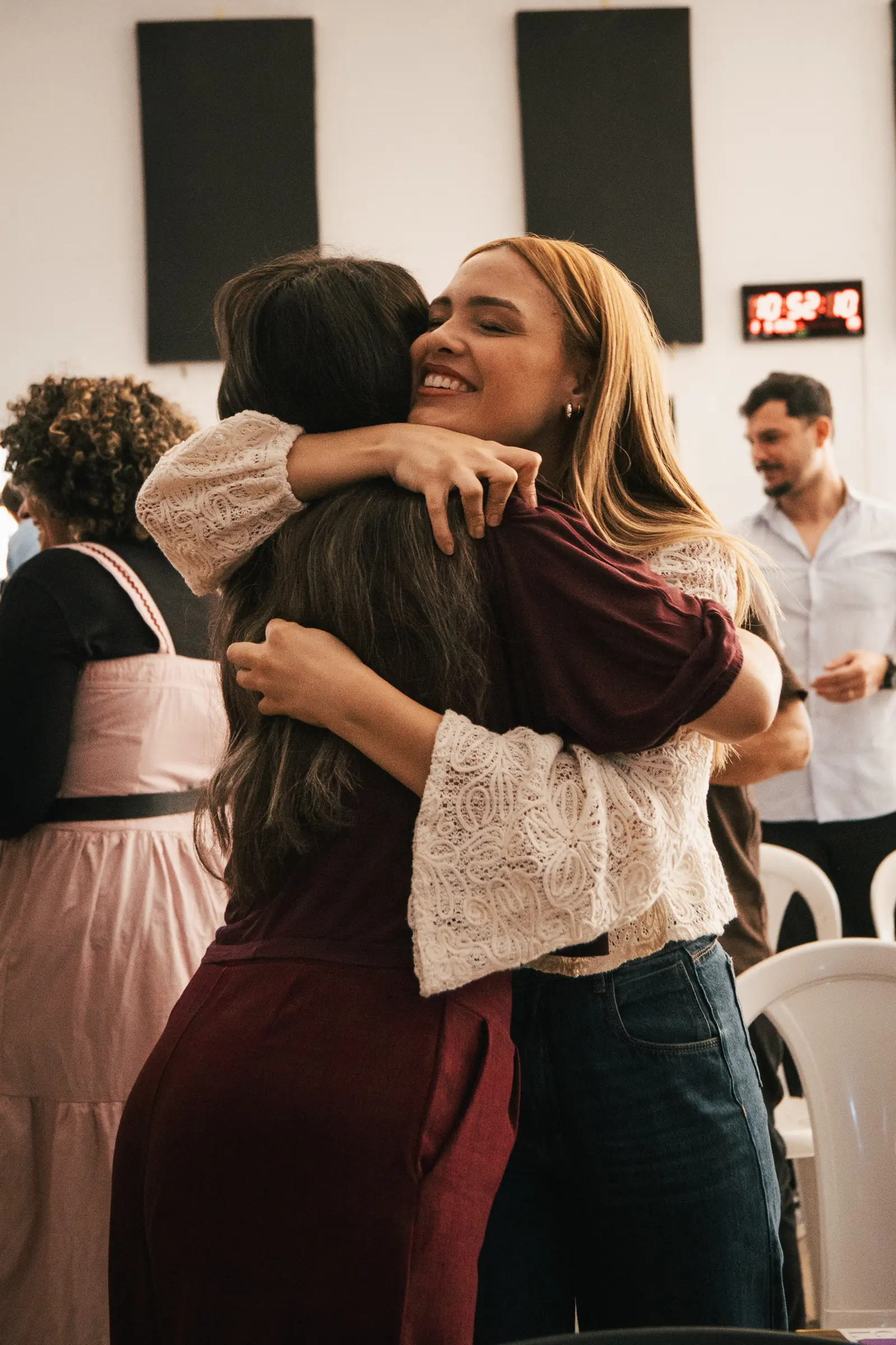 Abraço entre irmãs na Igreja Viver Cristo